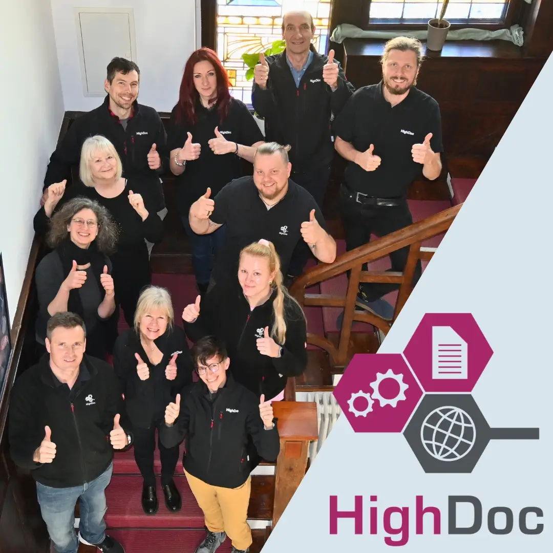 Das Team von HighDoc auf einer Treppe alle mit Daumen hoch