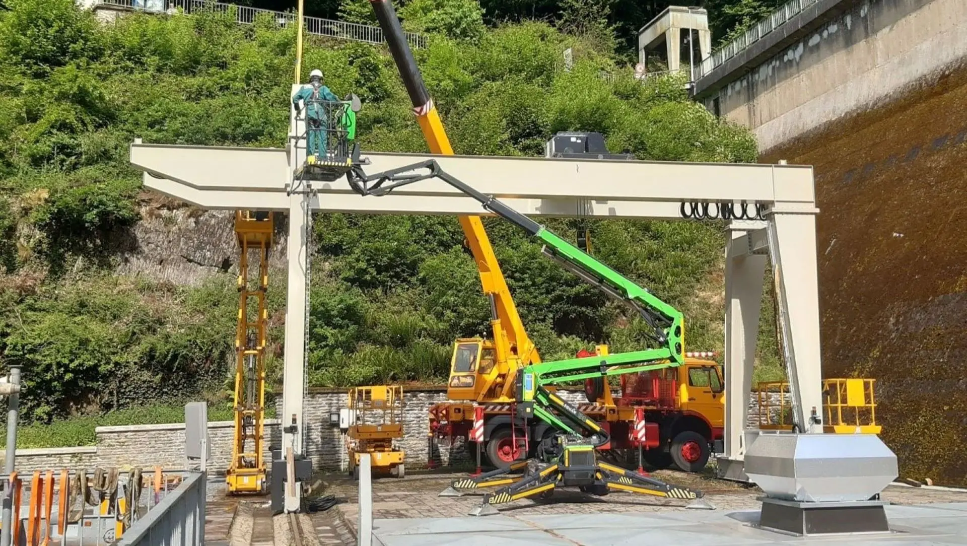 Kranmontage im Freien mit Monteur