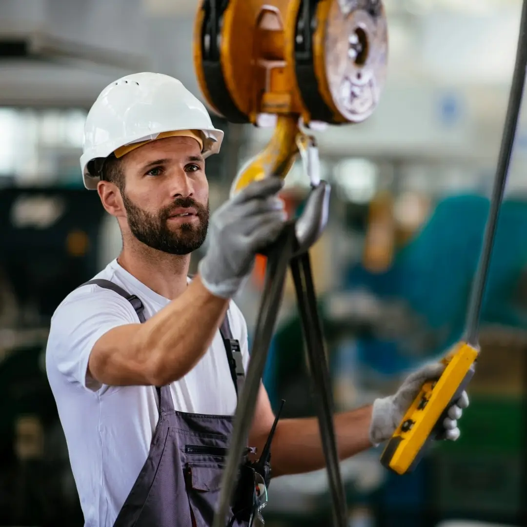 Arbeiter am Hebezeug