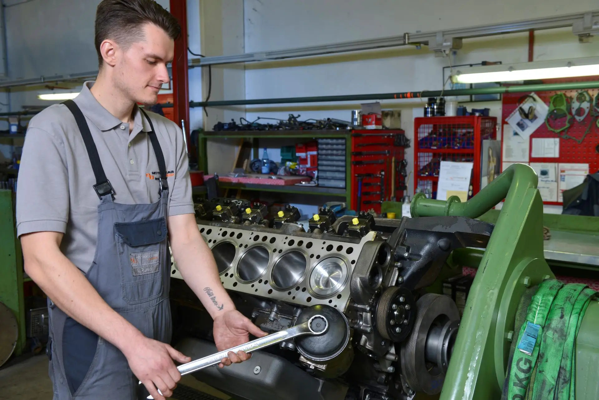 Mitarbeiter bei der Instandsetzung eines Motors