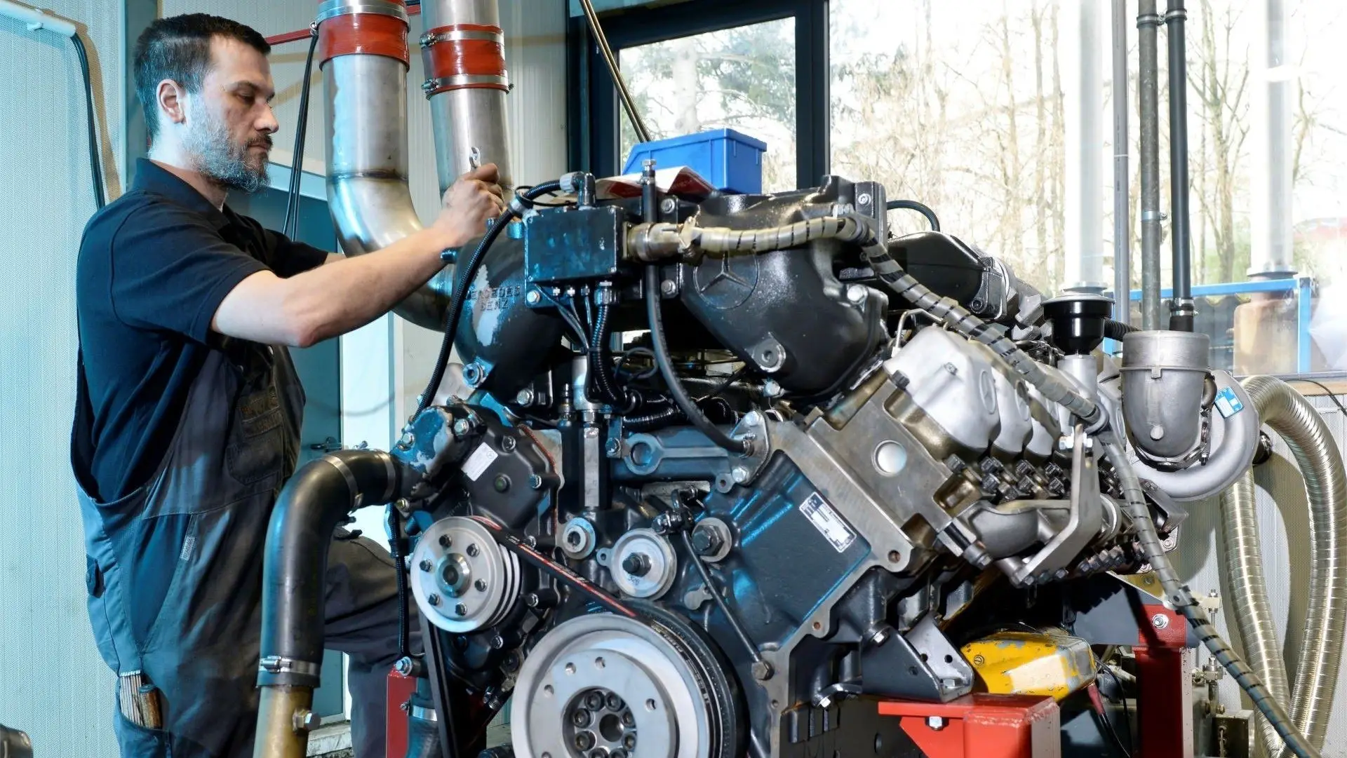 Mitarbeiter bei der Instandsetzung eines Motors
